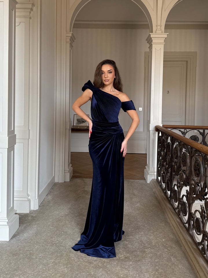 Robe de soirée chic bleu marine en velours, élégante, sans manches et coupe ajustée. Parfaite pour mariages, galas et événements formels.