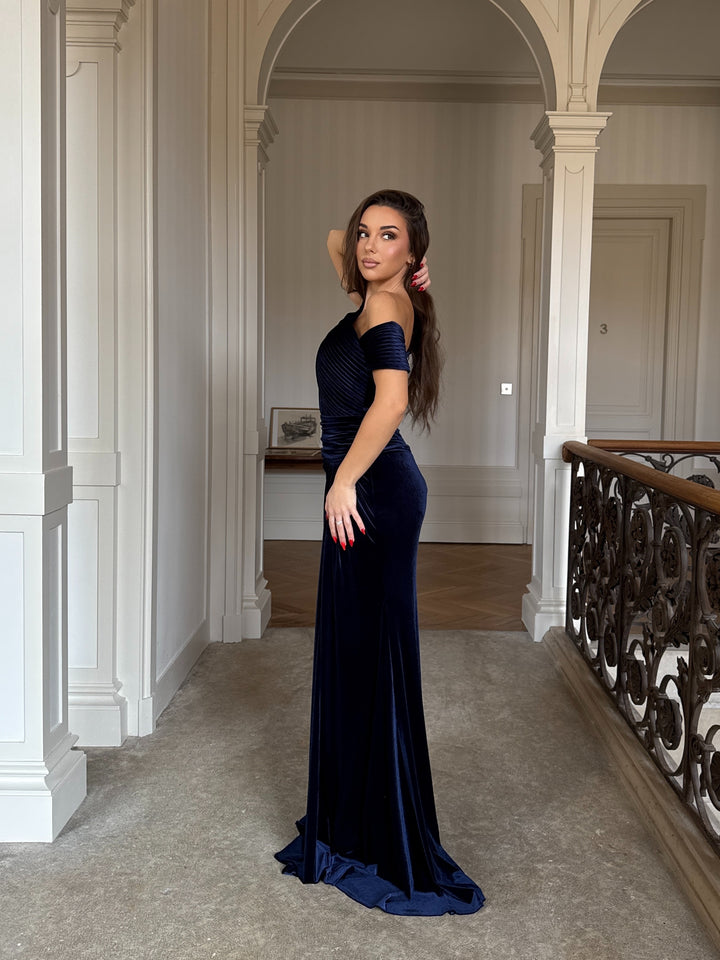 Robe de soirée chic bleu marine en velours, élégante, sans manches et coupe ajustée. Parfaite pour mariages, galas et événements formels.