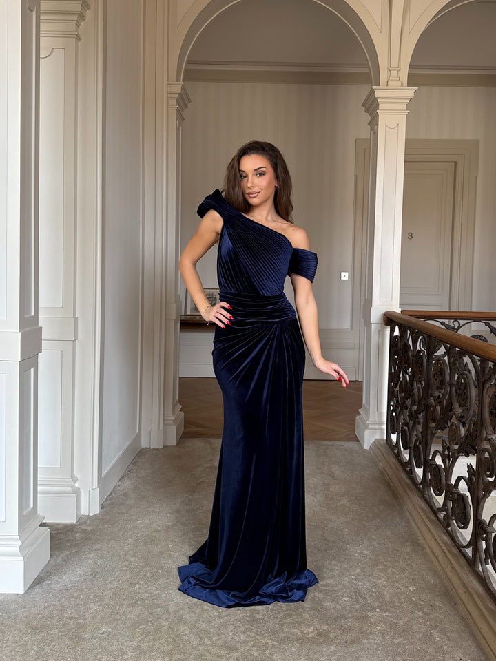 Robe de soirée chic bleu marine en velours, élégante, sans manches et coupe ajustée. Parfaite pour mariages, galas et événements formels.
