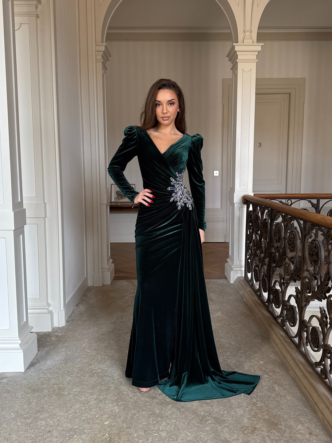 Robe de soirée élégante verte émeraude en velour, élégante avec sequins, manches longues et coupe ajustée.