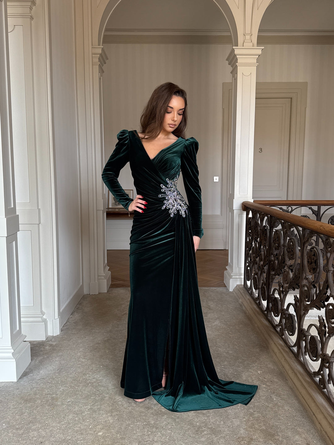 Robe de soirée élégante verte émeraude en velour, élégante avec sequins, manches longues et coupe ajustée.