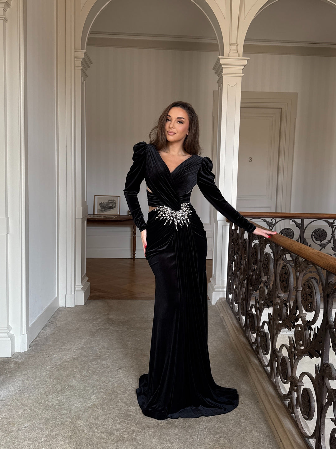 Robe de soirée noir en velour, élégante avec sequins, manches longues et coupe ajustée. Parfaite pour mariages, galas et événements formels.