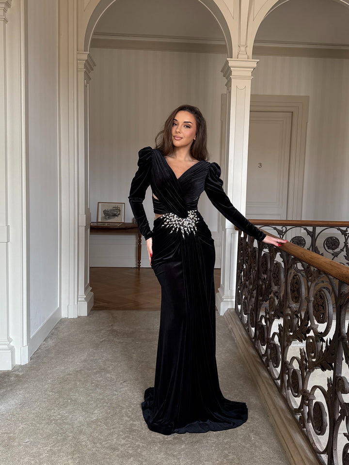 Robe de soirée noir en velour, élégante avec sequins, manches longues et coupe ajustée. Parfaite pour mariages, galas et événements formels.