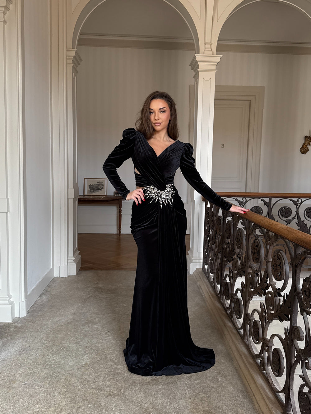 Robe de soirée noir en velour, élégante avec sequins, manches longues et coupe ajustée. Parfaite pour mariages, galas et événements formels.