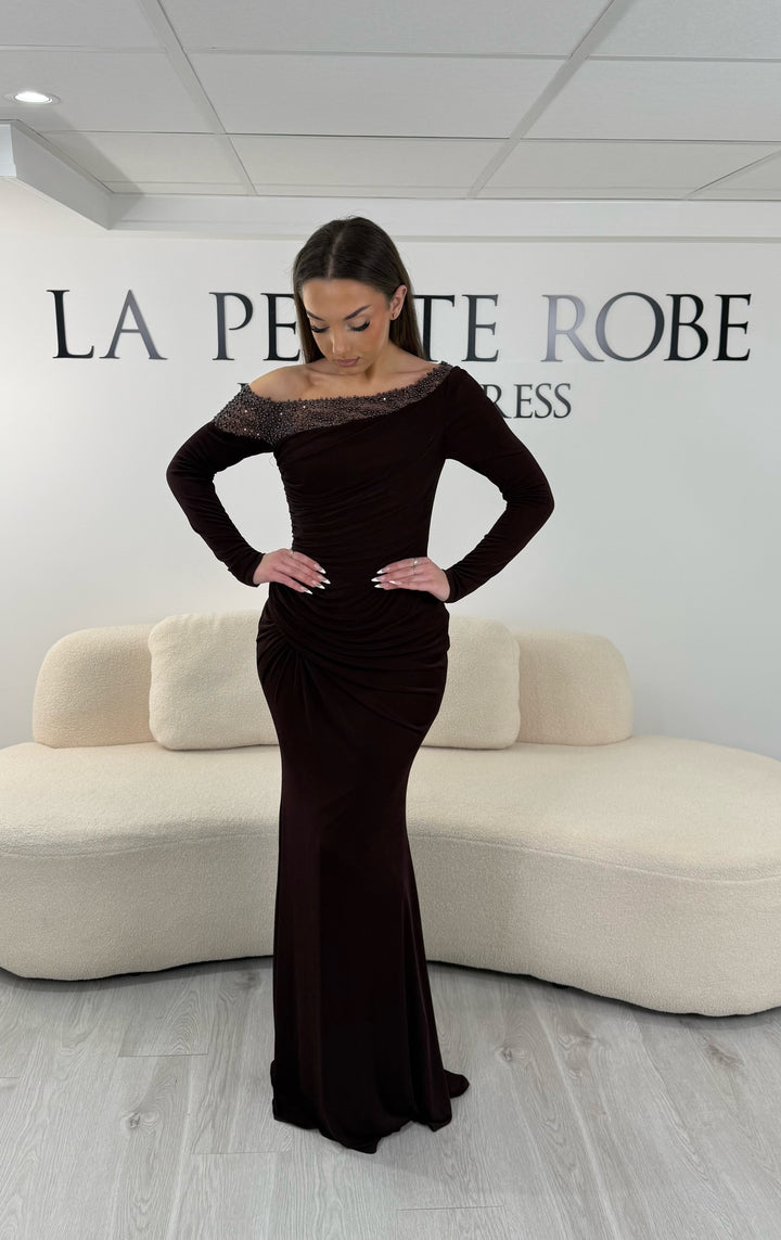 Robe de soirée marron longue en jersey stretch, sans fente, avec col asymétrique et manches longues. Idéale pour vos événements élégants.