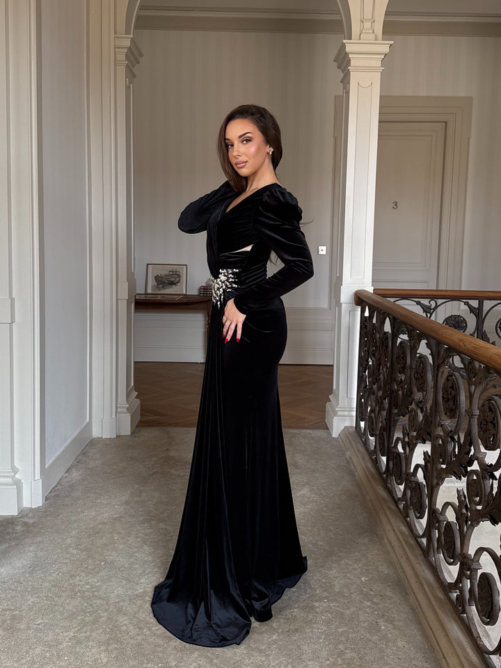Robe de soirée noir en velour, élégante avec sequins, manches longues et coupe ajustée. Parfaite pour mariages, galas et événements formels.