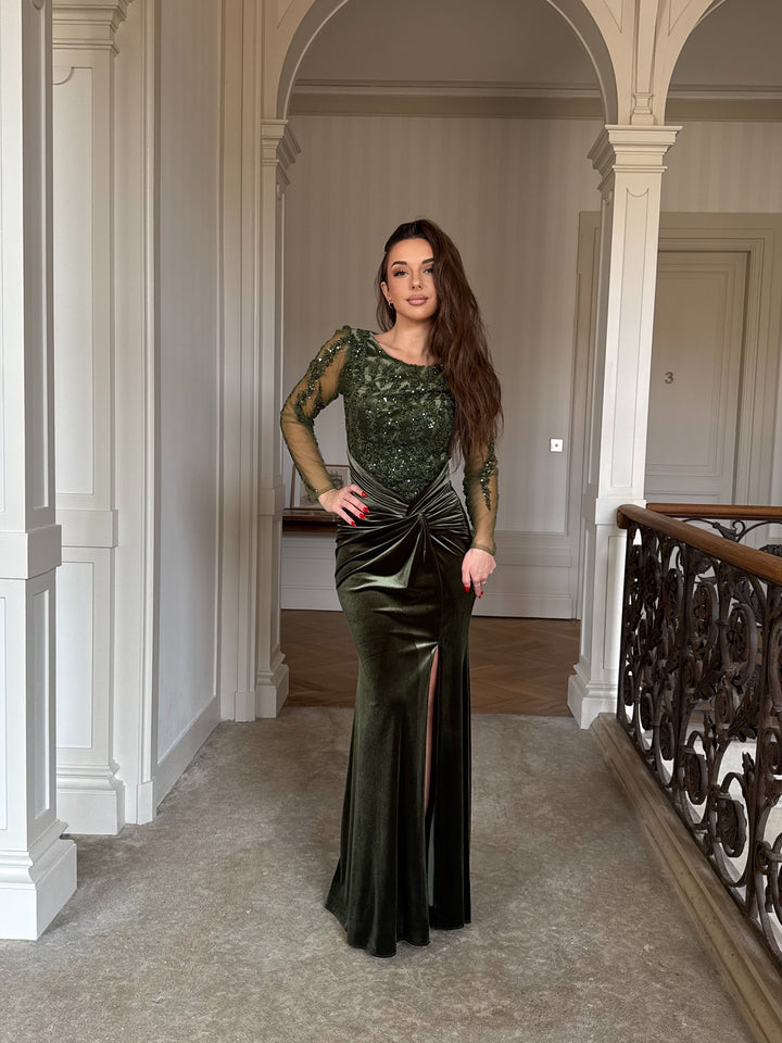 Robe de soirée vert en velour, élégante avec sequins, manches longues et coupe ajustée. Parfaite pour mariages, galas et événements formels.
