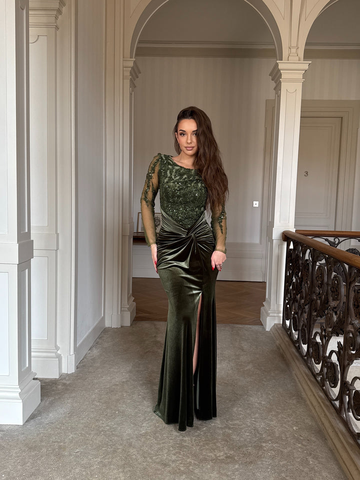 Robe de soirée vert en velour, élégante avec sequins, manches longues et coupe ajustée. Parfaite pour mariages, galas et événements formels.