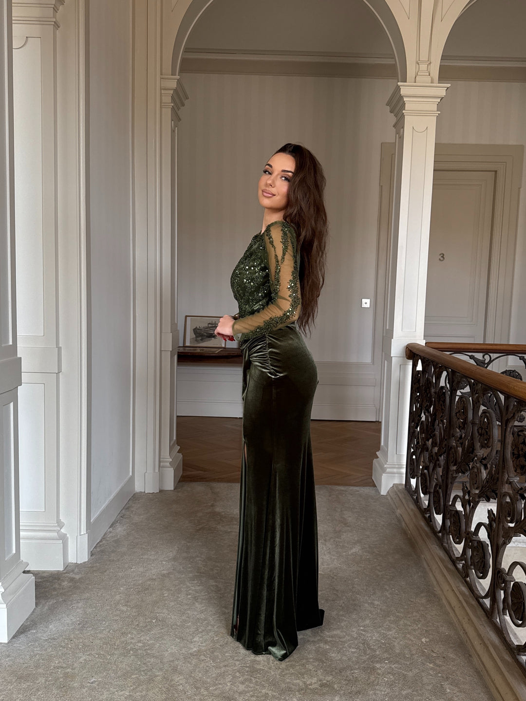 Robe de soirée vert en velour, élégante avec sequins, manches longues et coupe ajustée. Parfaite pour mariages, galas et événements formels.