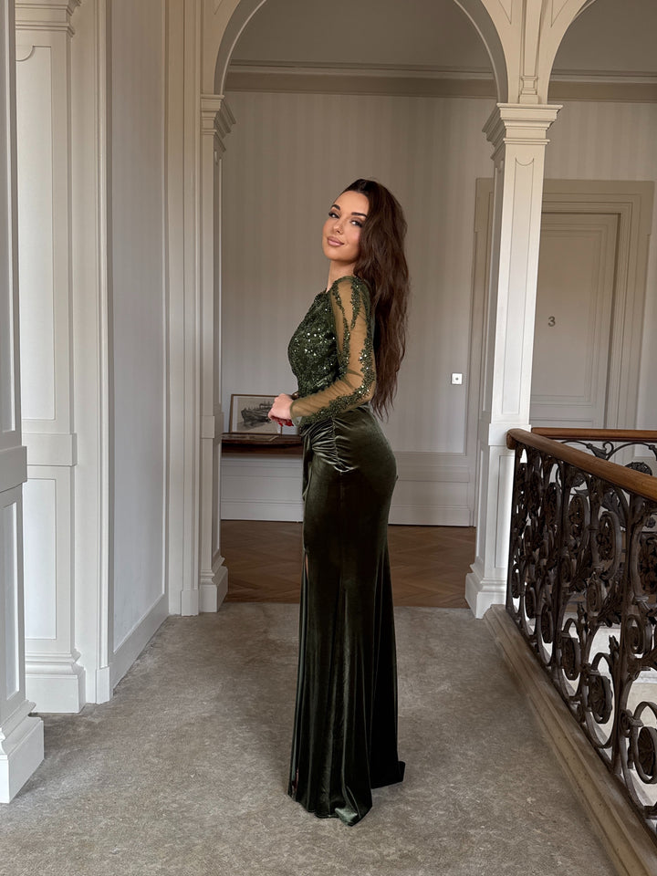 Robe de soirée vert en velour, élégante avec sequins, manches longues et coupe ajustée. Parfaite pour mariages, galas et événements formels.