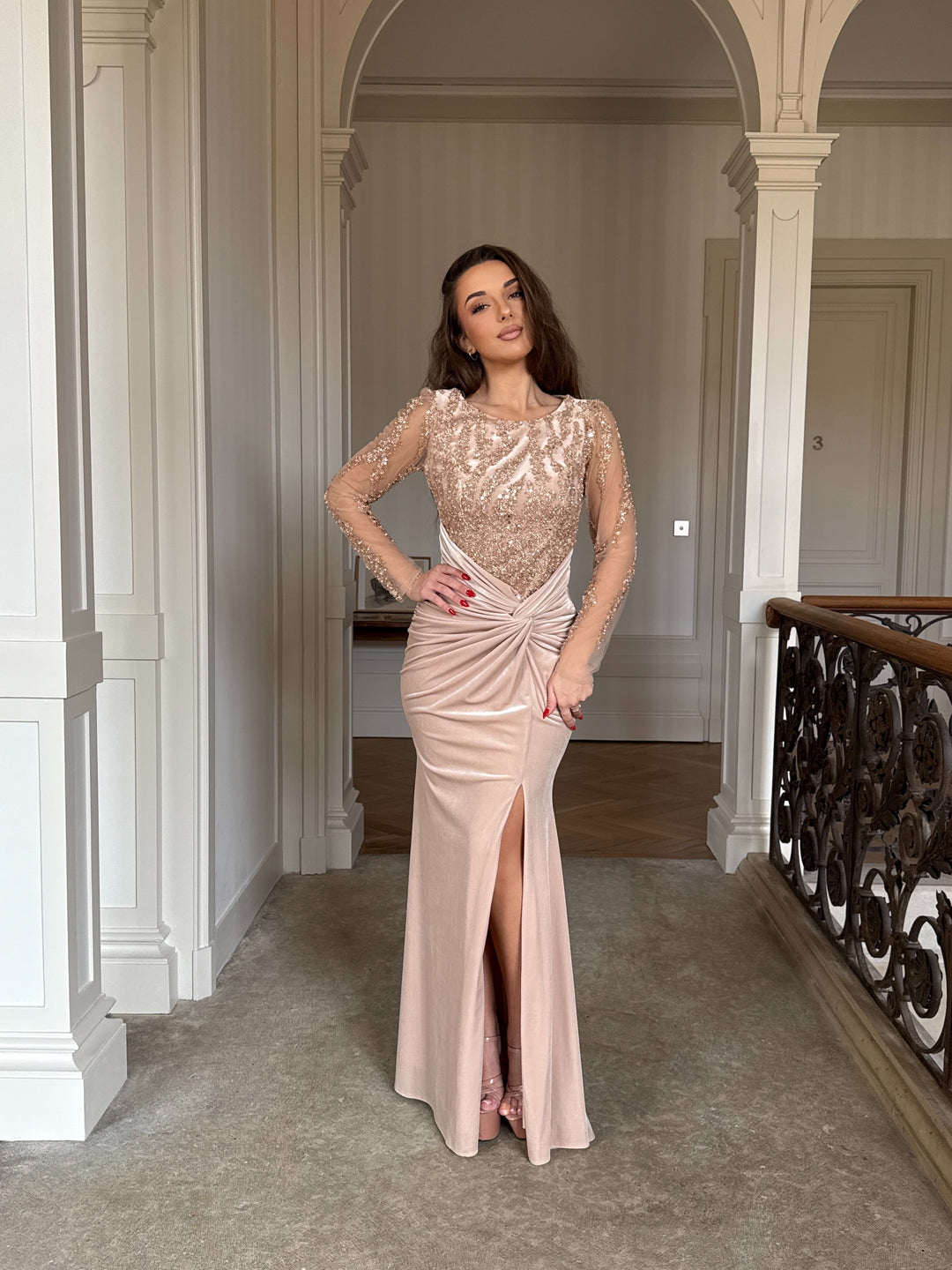 Robe de soirée élégante beige en velour, élégante avec sequins, manches longues et coupe ajustée. Parfaite pour mariages, galas et événements formels.