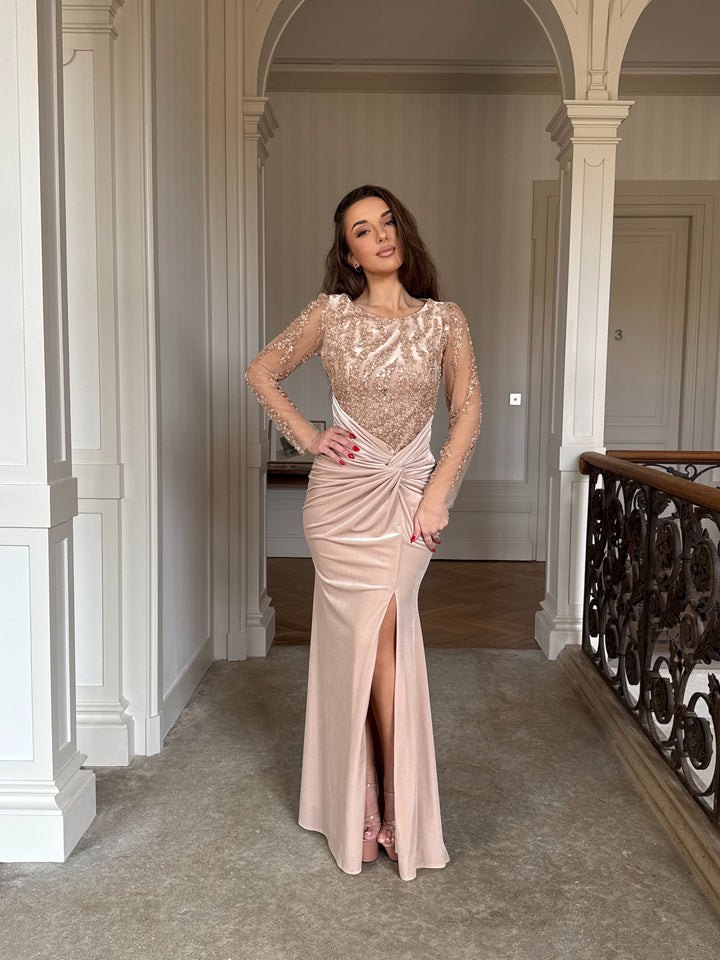 Robe de soirée élégante beige en velour, élégante avec sequins, manches longues et coupe ajustée. Parfaite pour mariages, galas et événements formels.