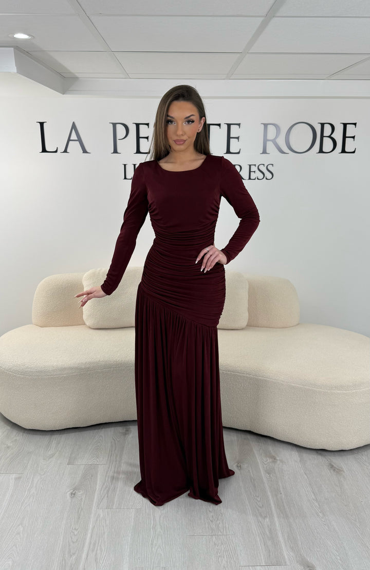 Robe de soirée bordeaux longue en jersey stretch, sans fente, avec col rond et manches longues. Élégante pour vos soirées et cérémonies.