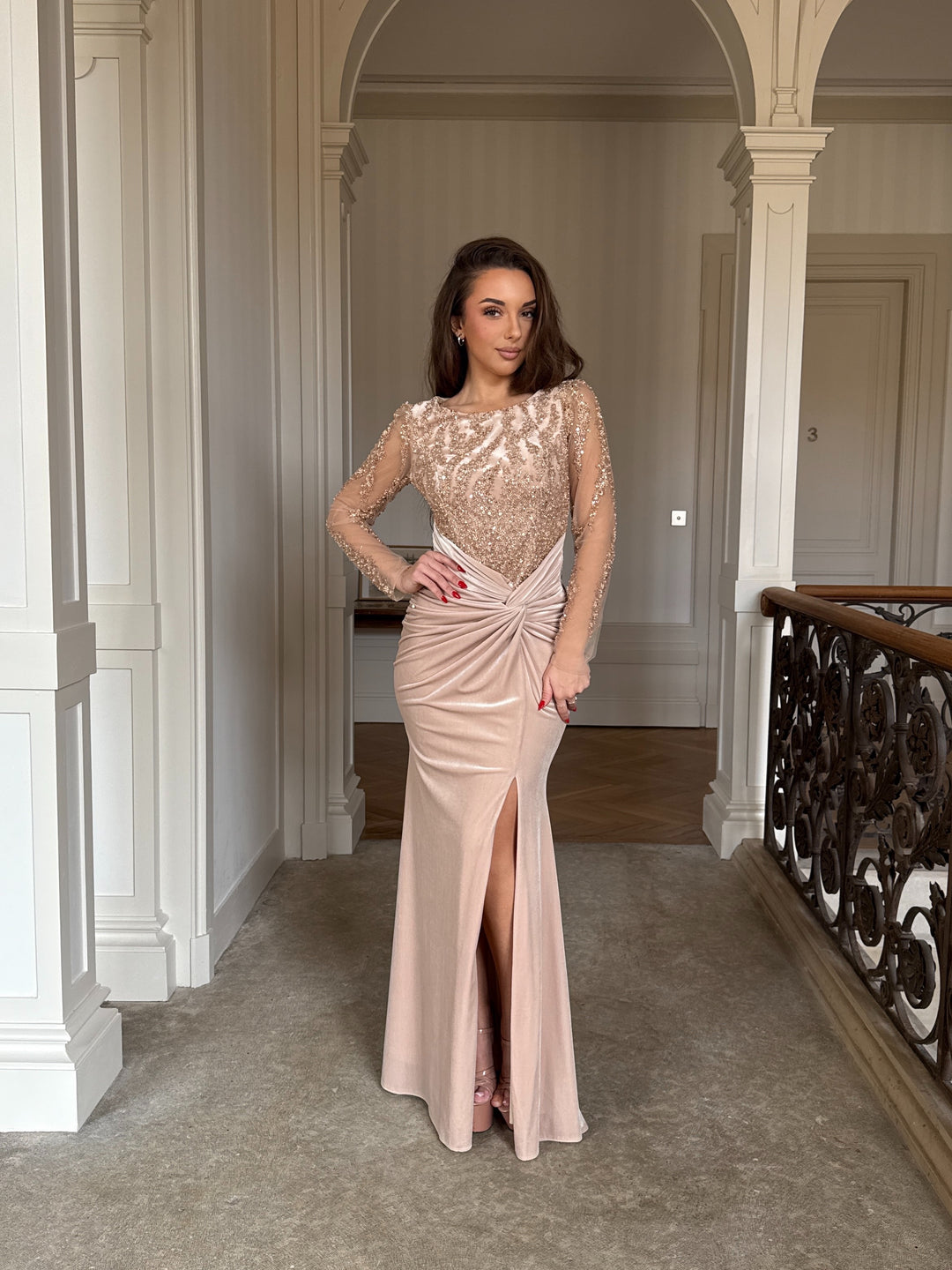 Robe de soirée élégante beige en velour, élégante avec sequins, manches longues et coupe ajustée. Parfaite pour mariages, galas et événements formels.