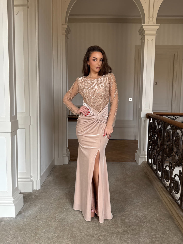 Robe de soirée élégante beige en velour, élégante avec sequins, manches longues et coupe ajustée. Parfaite pour mariages, galas et événements formels.