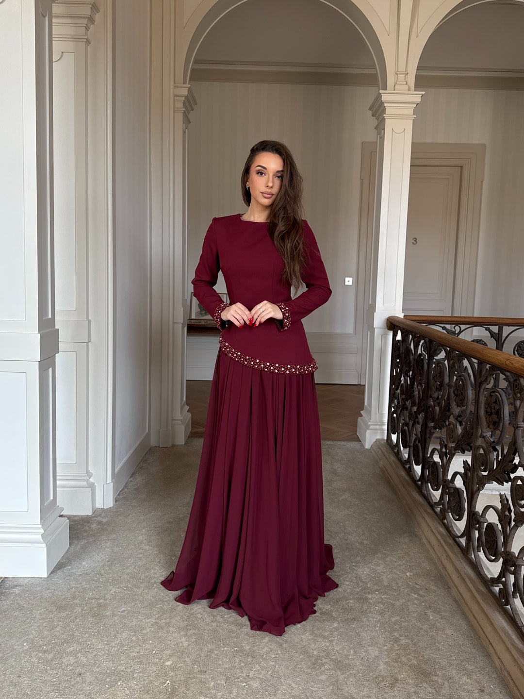 Longue robe de soirée élégante bordeaux, sans fente, col rond, manche longue, évasé mousseline en bas, perlé au rebord de manche, finition corset pour tout type d'événement mariage gala cérémonie