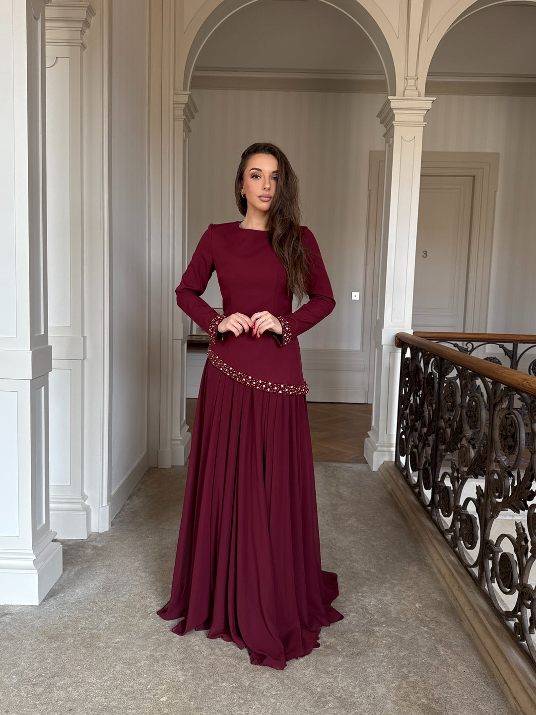 Longue robe de soirée élégante bordeaux, sans fente, col rond, manche longue, évasé mousseline en bas, perlé au rebord de manche, finition corset pour tout type d'événement mariage gala cérémonie