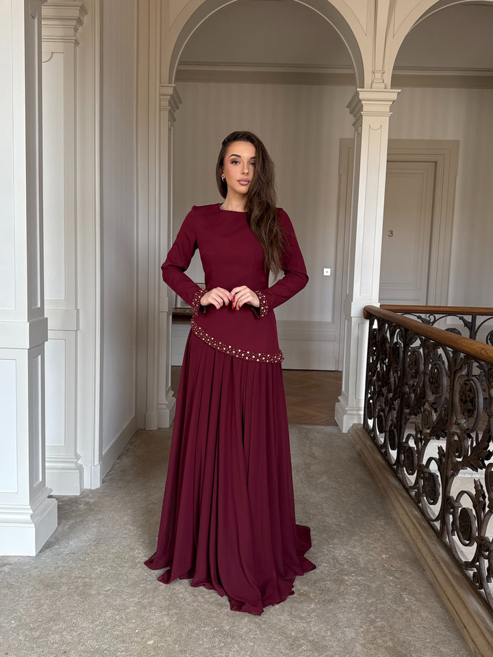 Longue robe de soirée élégante bordeaux, sans fente, col rond, manche longue, évasé mousseline en bas, perlé au rebord de manche, finition corset pour tout type d'événement mariage gala cérémonie