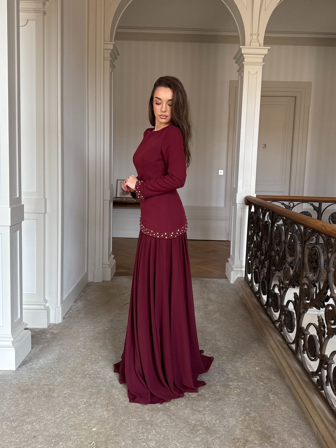 Longue robe de soirée élégante bordeaux, sans fente, col rond, manche longue, évasé mousseline en bas, perlé au rebord de manche, finition corset pour tout type d'événement mariage gala cérémonie