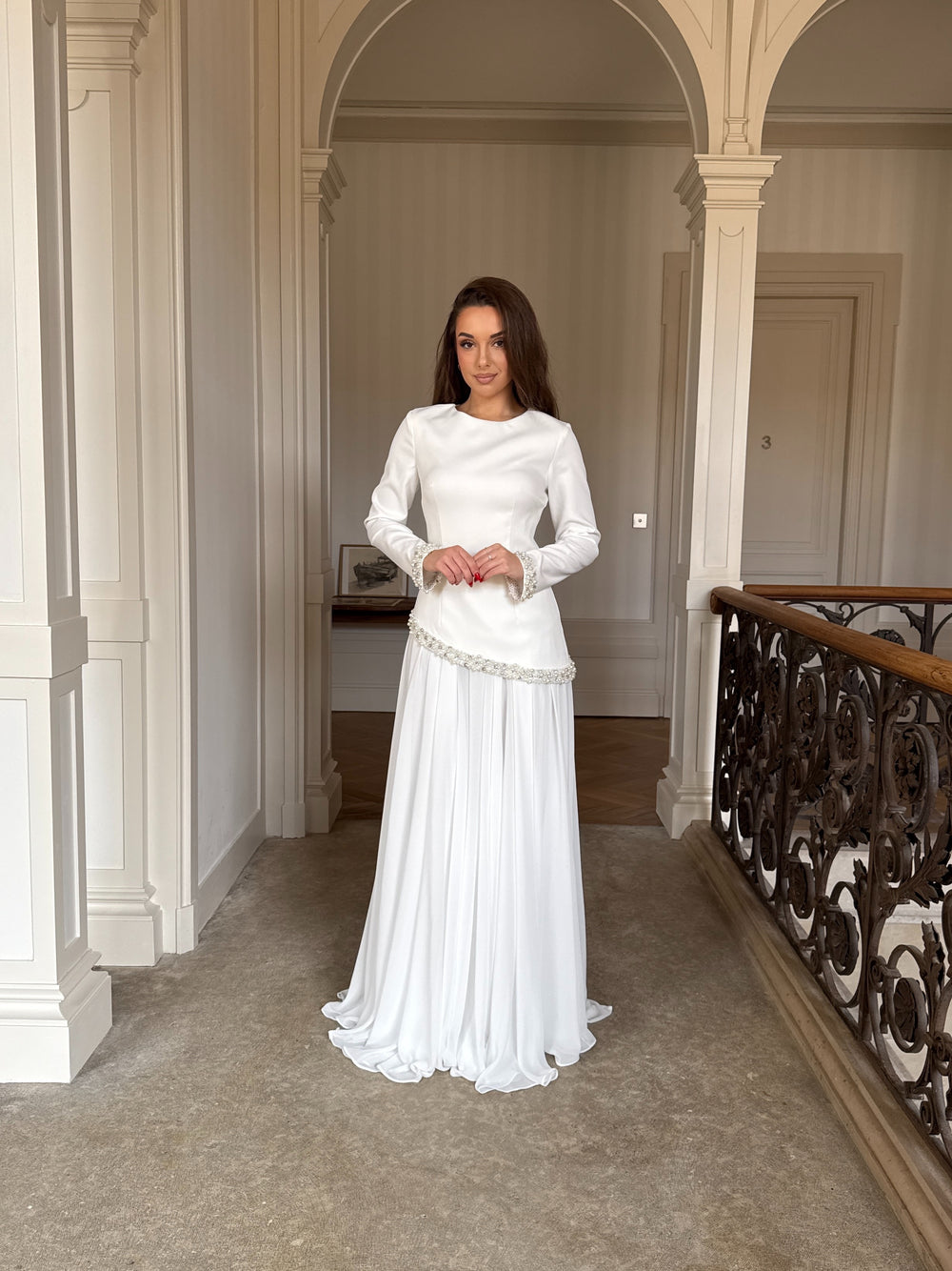 Longue robe de soirée élégante blanche, sans fente, col rond, manche longue, évasé mousseline en bas, perlé au rebord de manche, finition corset pour tout type d'événement mariage gala cérémonie