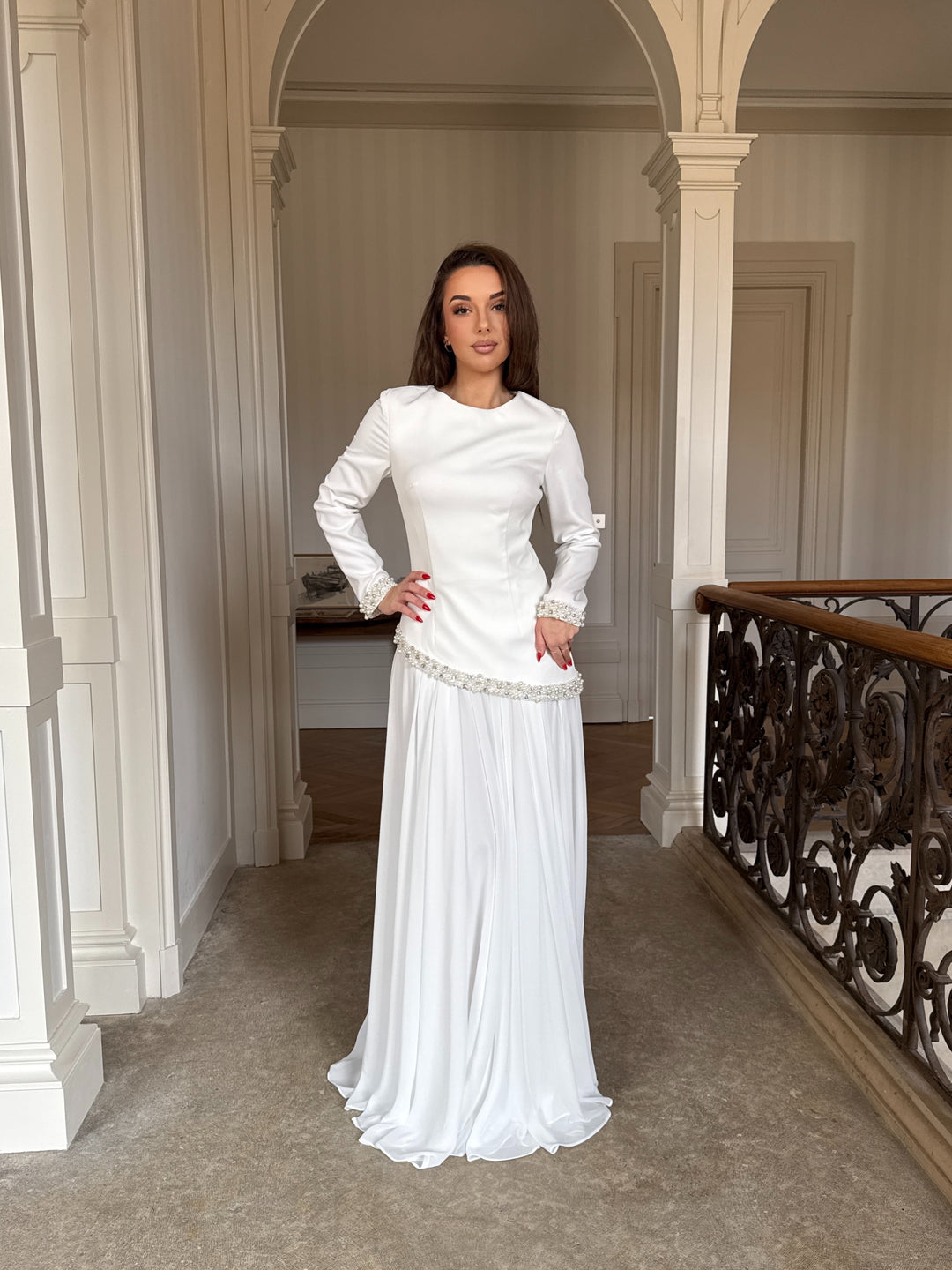 Longue robe de soirée élégante blanche, sans fente, col rond, manche longue, évasé mousseline en bas, perlé au rebord de manche, finition corset pour tout type d'événement mariage gala cérémonie