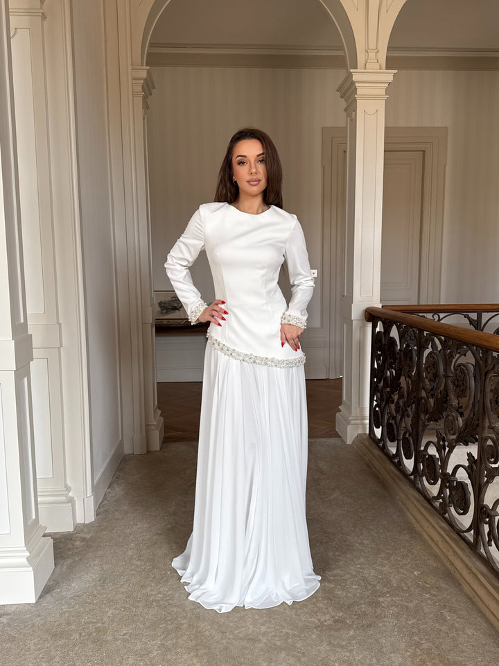 Longue robe de soirée élégante blanche, sans fente, col rond, manche longue, évasé mousseline en bas, perlé au rebord de manche, finition corset pour tout type d'événement mariage gala cérémonie