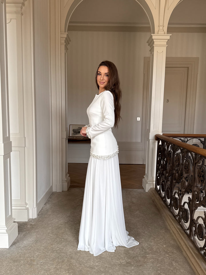 Longue robe de soirée élégante blanche, sans fente, col rond, manche longue, évasé mousseline en bas, perlé au rebord de manche, finition corset pour tout type d'événement mariage gala cérémonie
