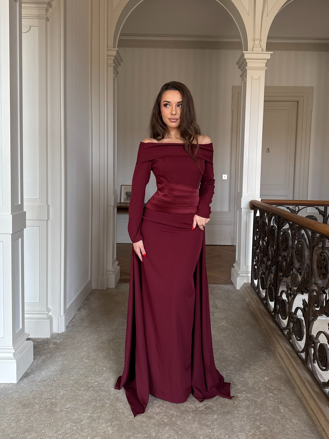 Robe de soirée élégante bordeaux, col bateau, sans fente, manche longue, avec une traine, pour tout type d'événement, mariage, gala, cérémonie