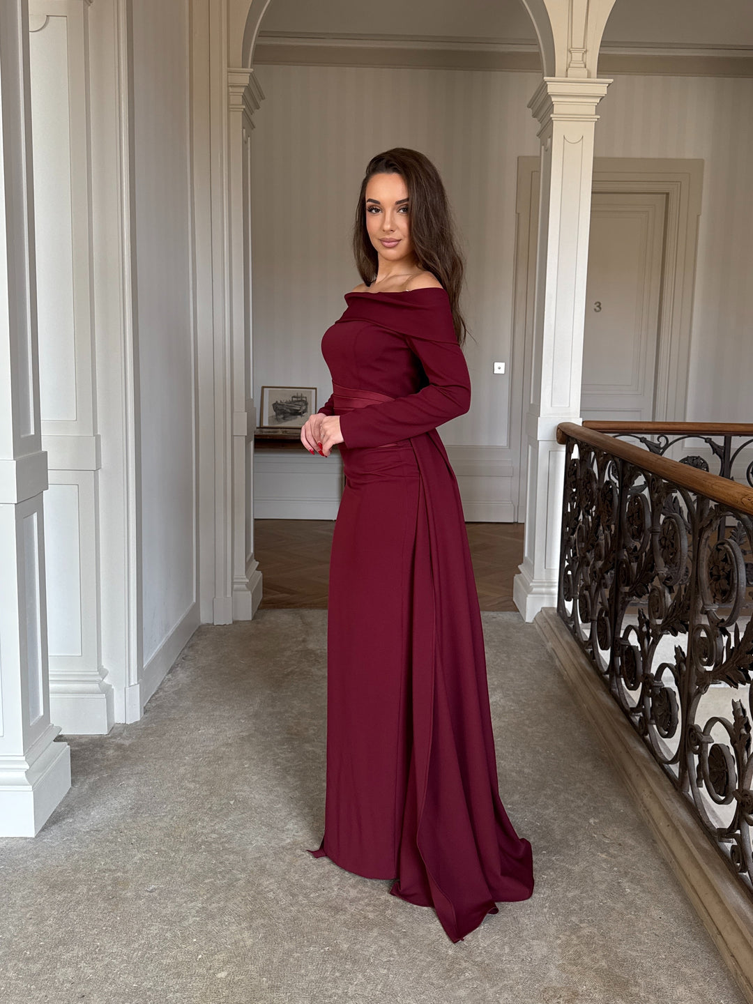 Robe de soirée élégante bordeaux, col bateau, sans fente, manche longue, avec une traine, pour tout type d'événement, mariage, gala, cérémonie