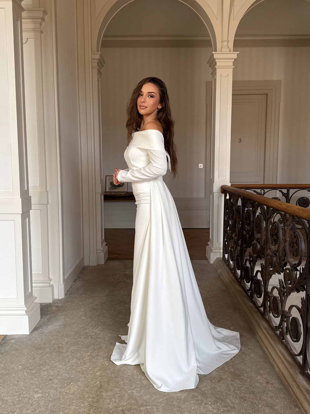 Robe de soirée élégante blanc, col bateau, sans fente, manche longue, avec une traine, pour tout type d'événement, mariage, gala, cérémonie
