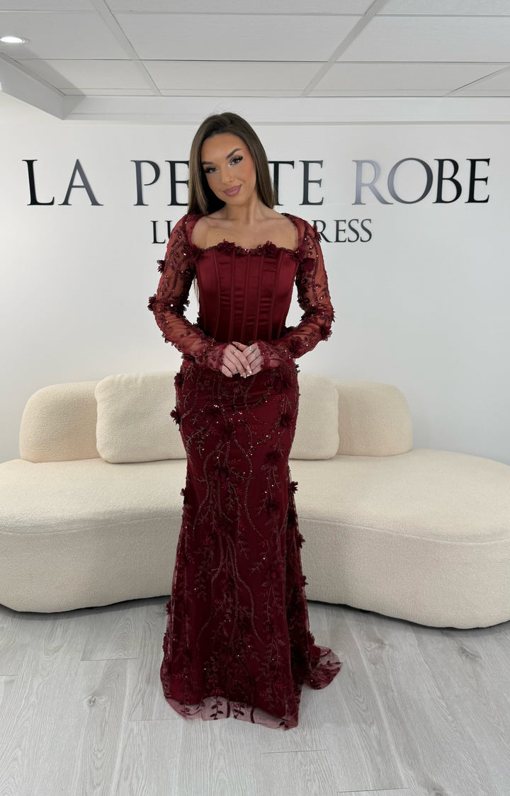 Robe de soirée bordeaux longue, sans fente, avec col carré et manches longues transparentes brodées. Élégante pour vos événements.