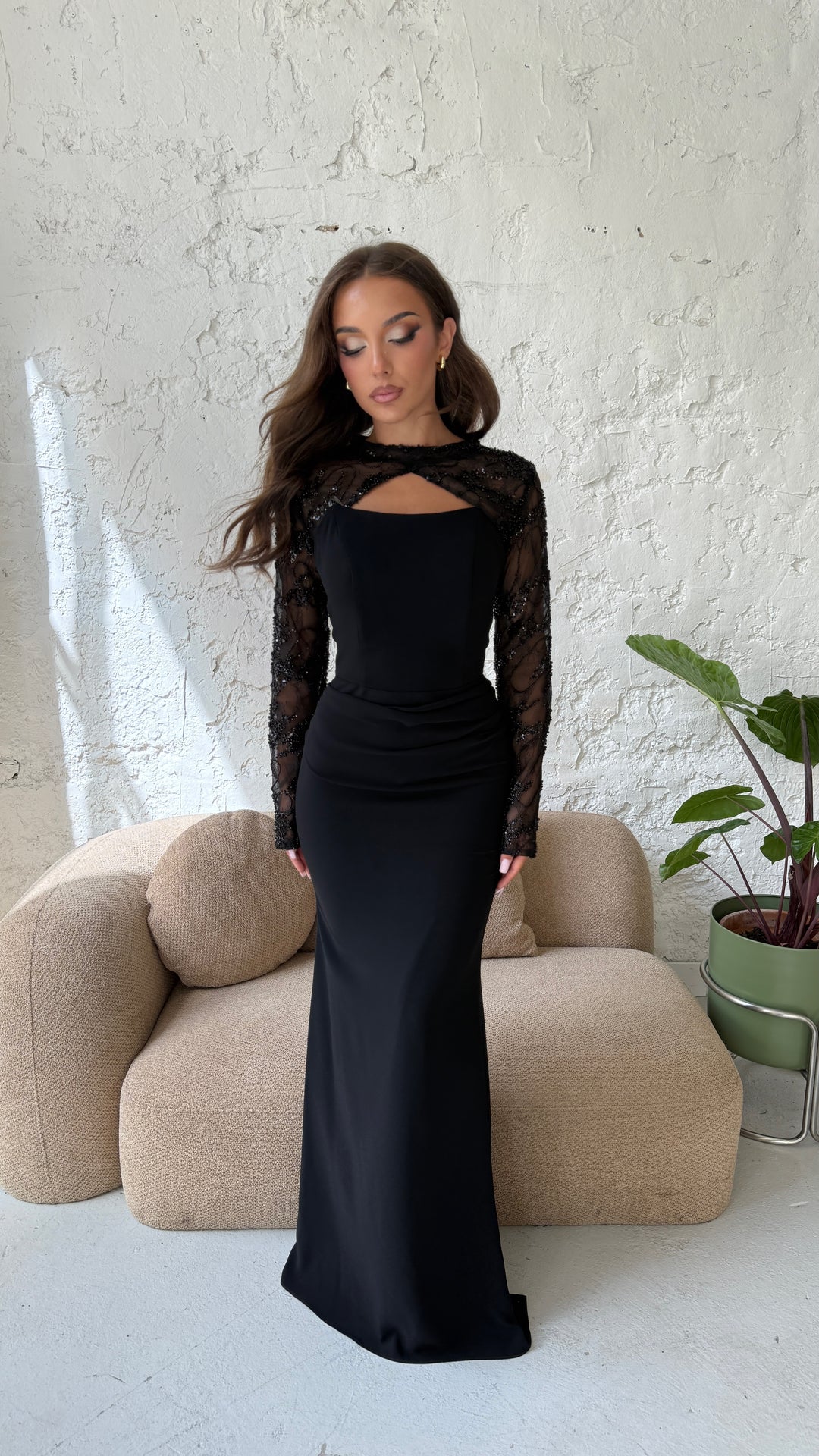 Robe de soirée noire Lisa portée avec son boléro en tulle perlé, vue de face