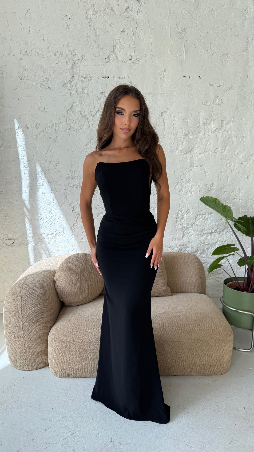 Boléro noir en tulle brodé de perles, col montant et découpe keyhole - robe Lisa