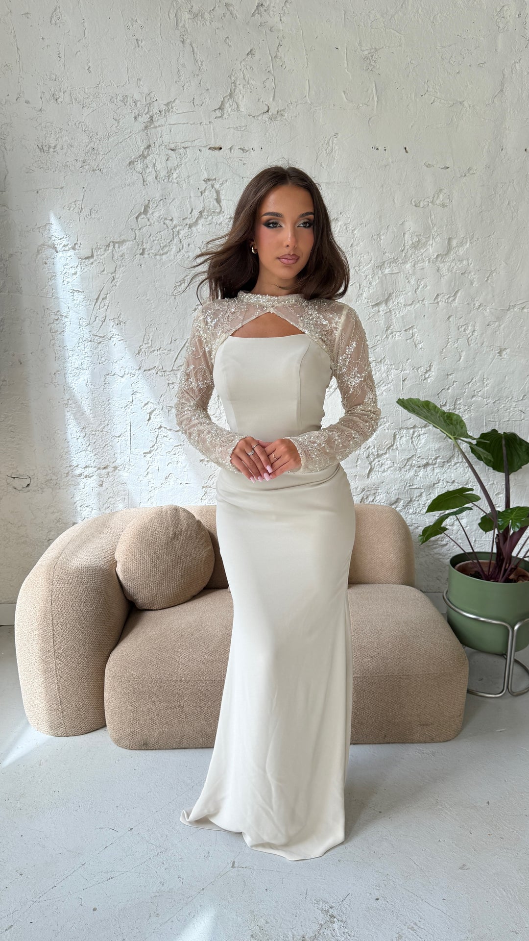 Robe de soirée beige Lisa portée avec son boléro en tulle perlé, vue de face