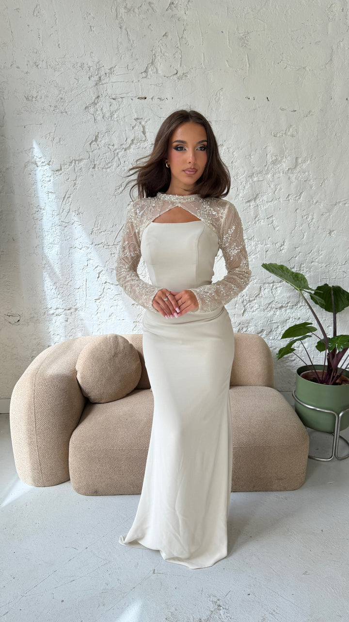 Robe de soirée beige Lisa portée avec son boléro en tulle perlé, vue de face