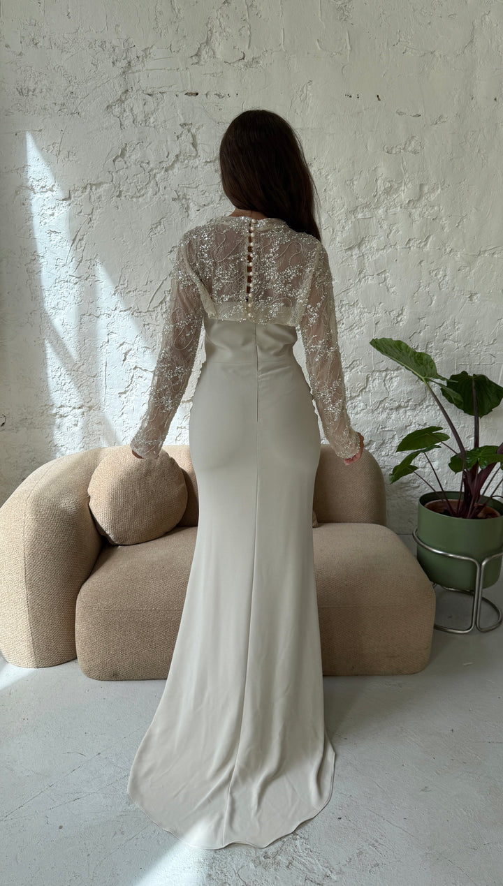 Dos de la robe de soirée beige Lisa, boléro boutonné et jupe sirène à petite traîne