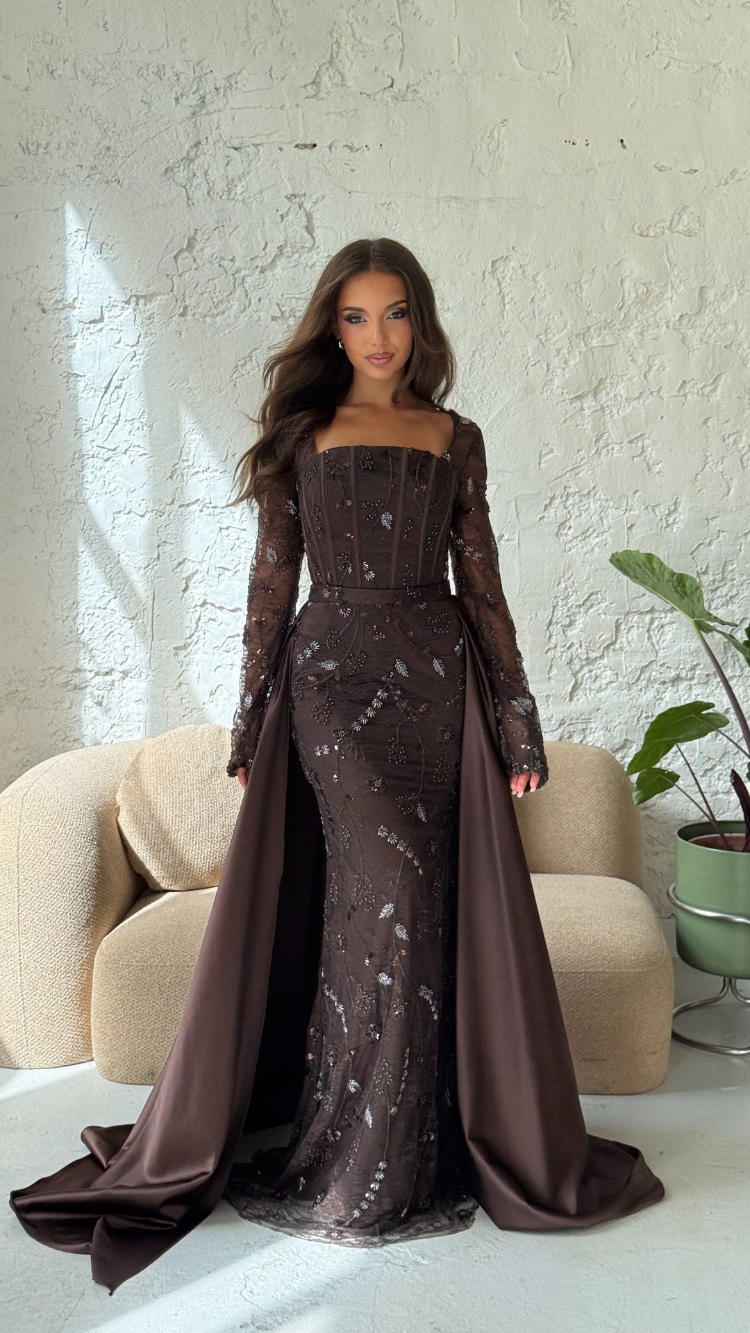 Robe de soirée marron chocolat Milena portée avec sa surjupe en satin amovible