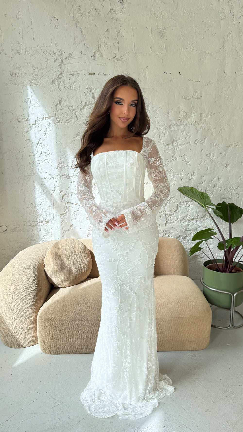 Robe de mariée Milena sans surjupe, fourreau en dentelle perlée