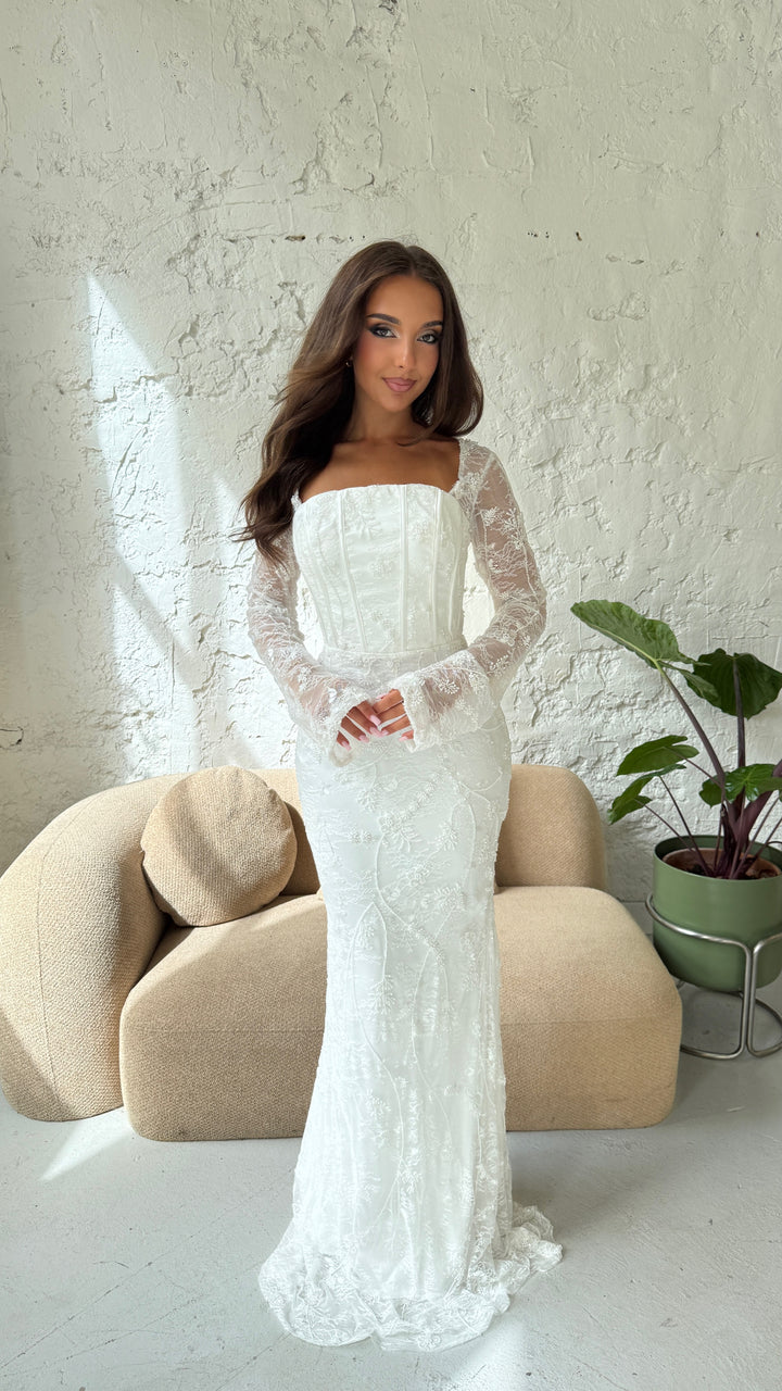 Robe de mariée Milena sans surjupe, fourreau en dentelle perlée