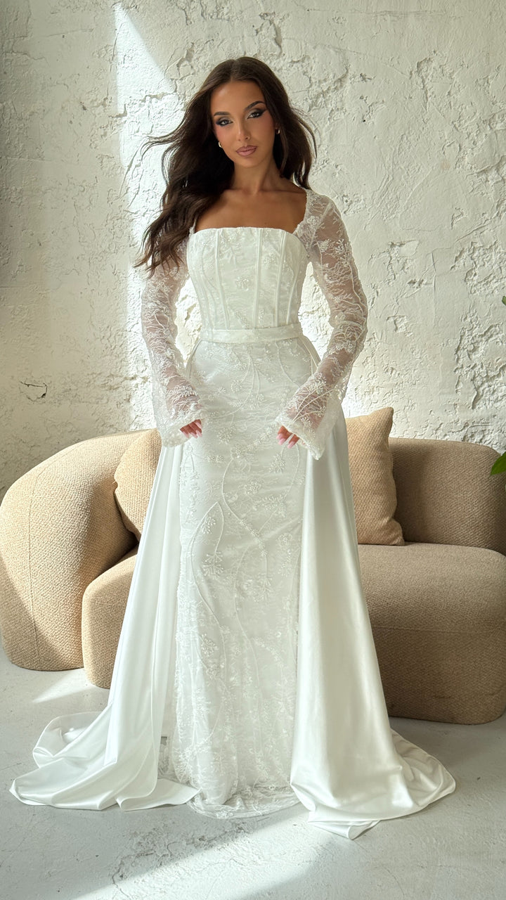 Robe de mariée Milena portée avec sa surjupe en satin amovible et sa traîne