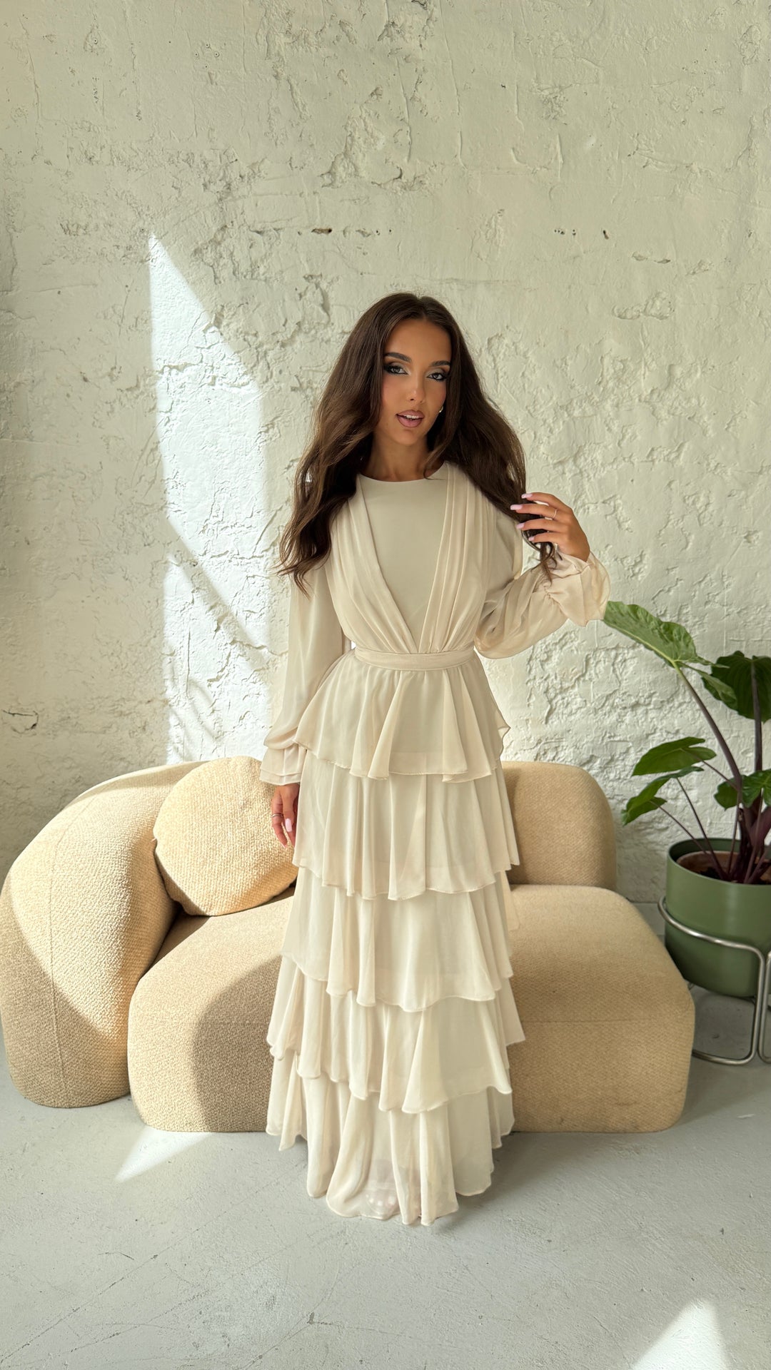 Robe de soirée modeste beige Filiz, col rond, manches longues et jupe à volants