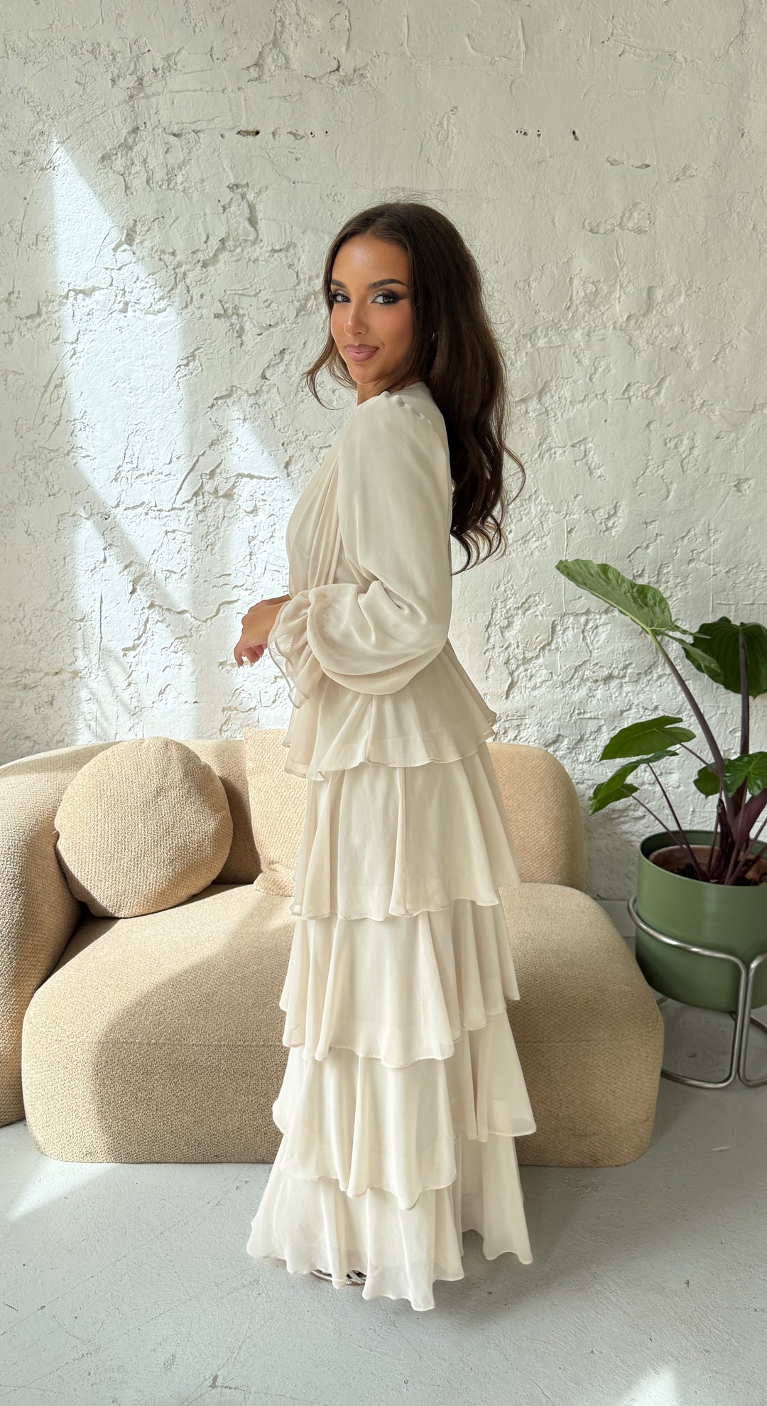 Profil de la robe modeste beige Filiz, volants étagés en mousseline