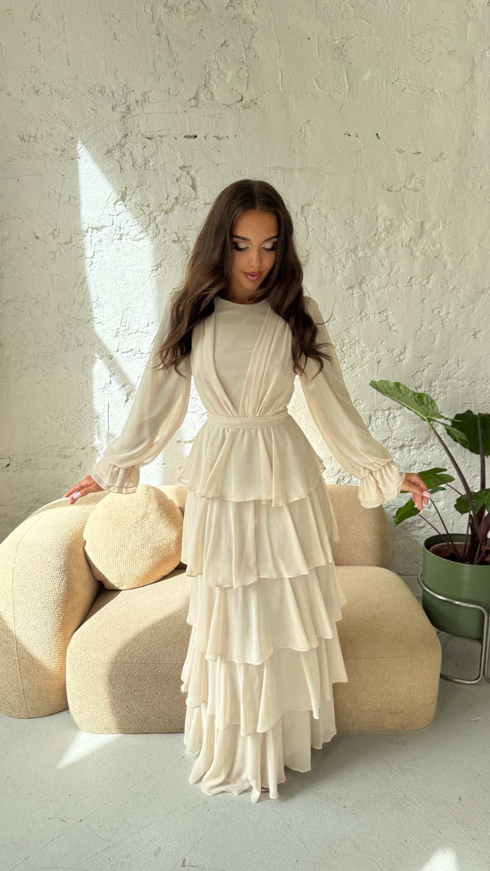 Buste drapé et poignets à volants de la robe modeste beige Filiz