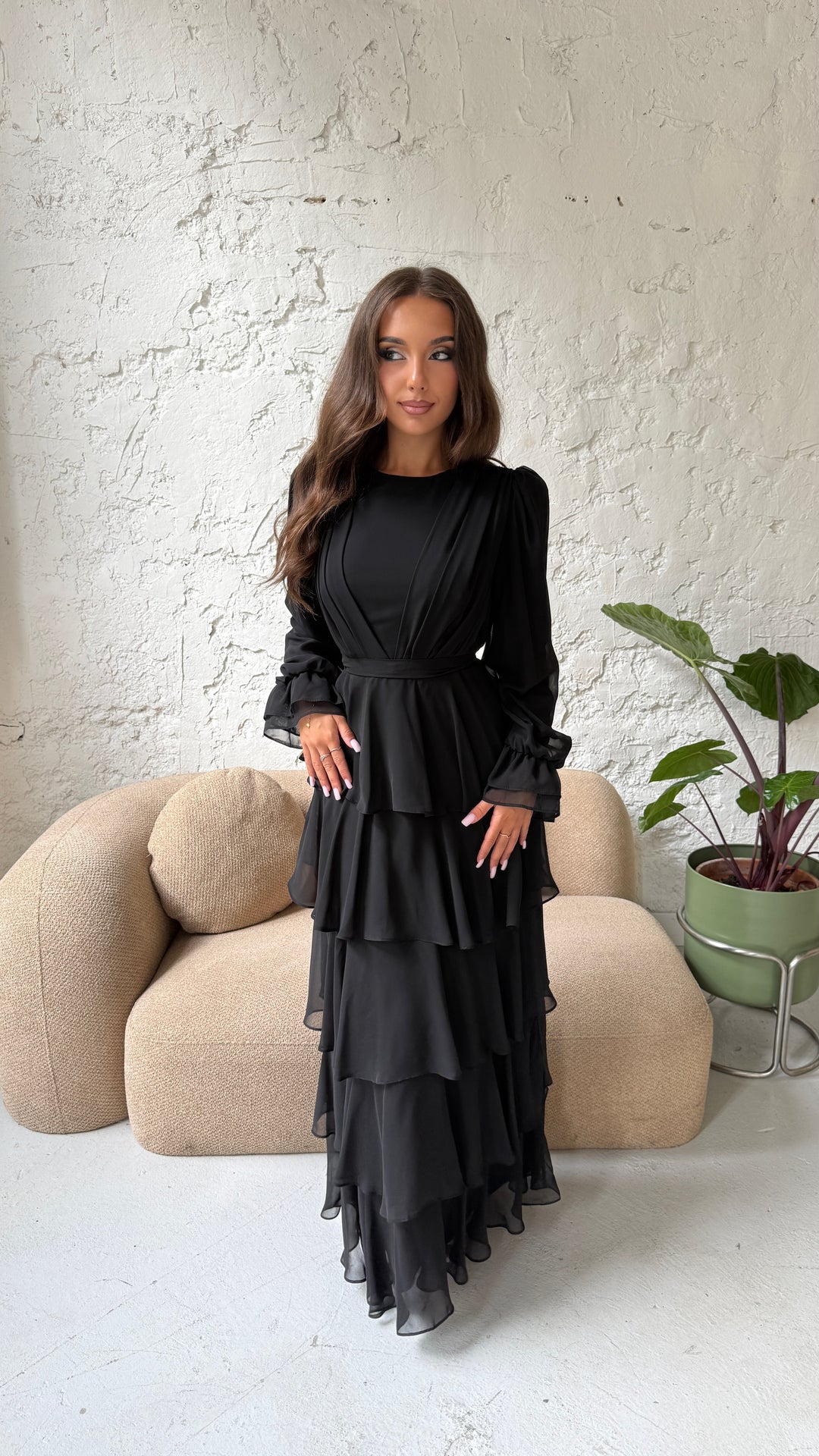 Robe de soirée modeste noire Filiz, col rond, manches longues et jupe à volants