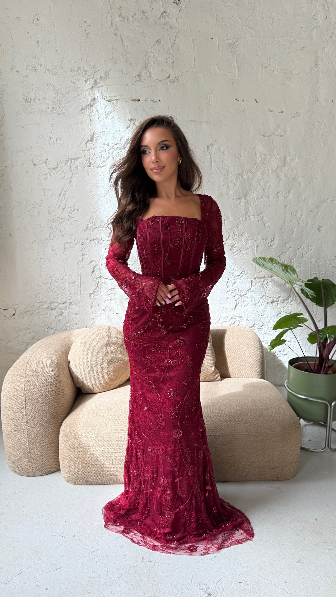 Robe de soirée bordeaux Milena portée avec sa surjupe en satin amovible