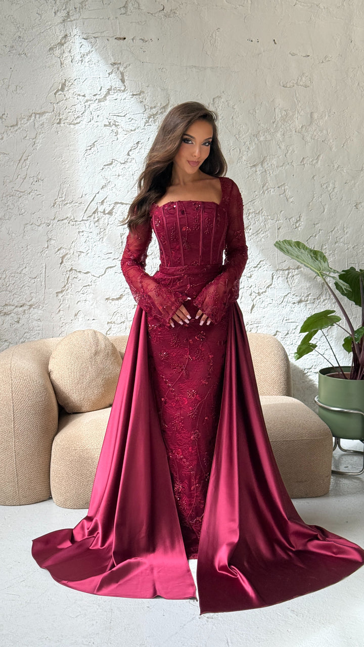 Fourreau en dentelle perlée bordeaux de la robe Milena, surjupe retirée