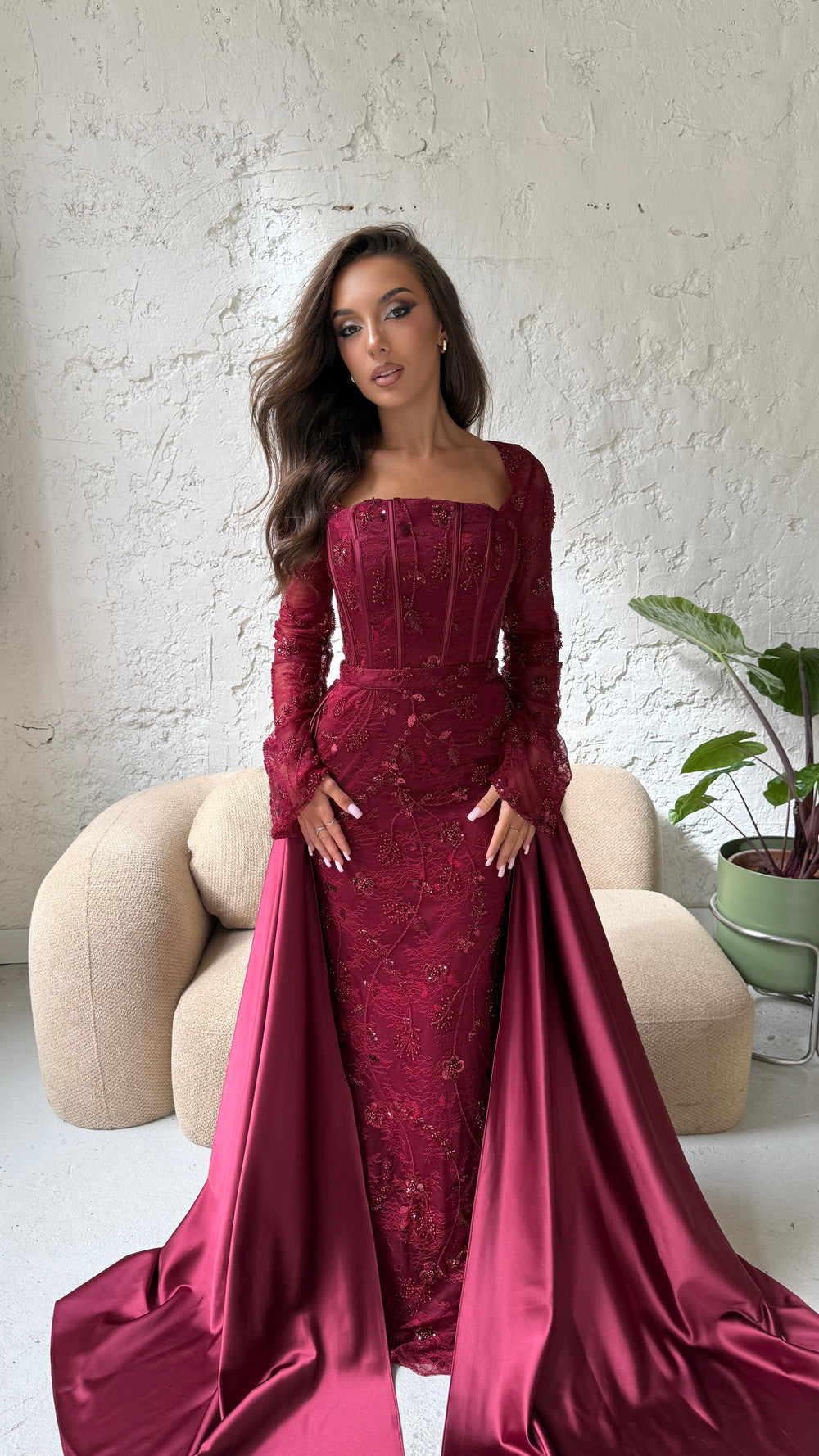Corset baleiné et encolure carrée de la robe de soirée bordeaux Milena
