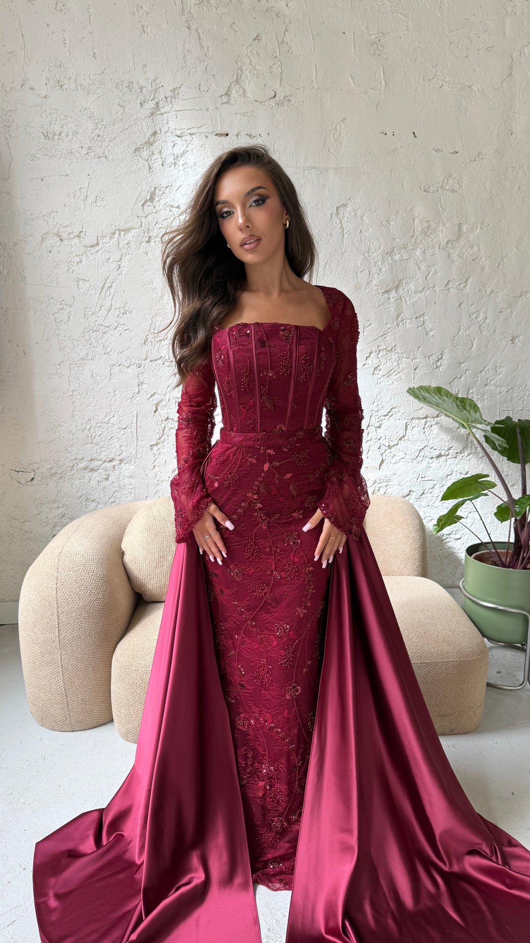 Corset baleiné et encolure carrée de la robe de soirée bordeaux Milena