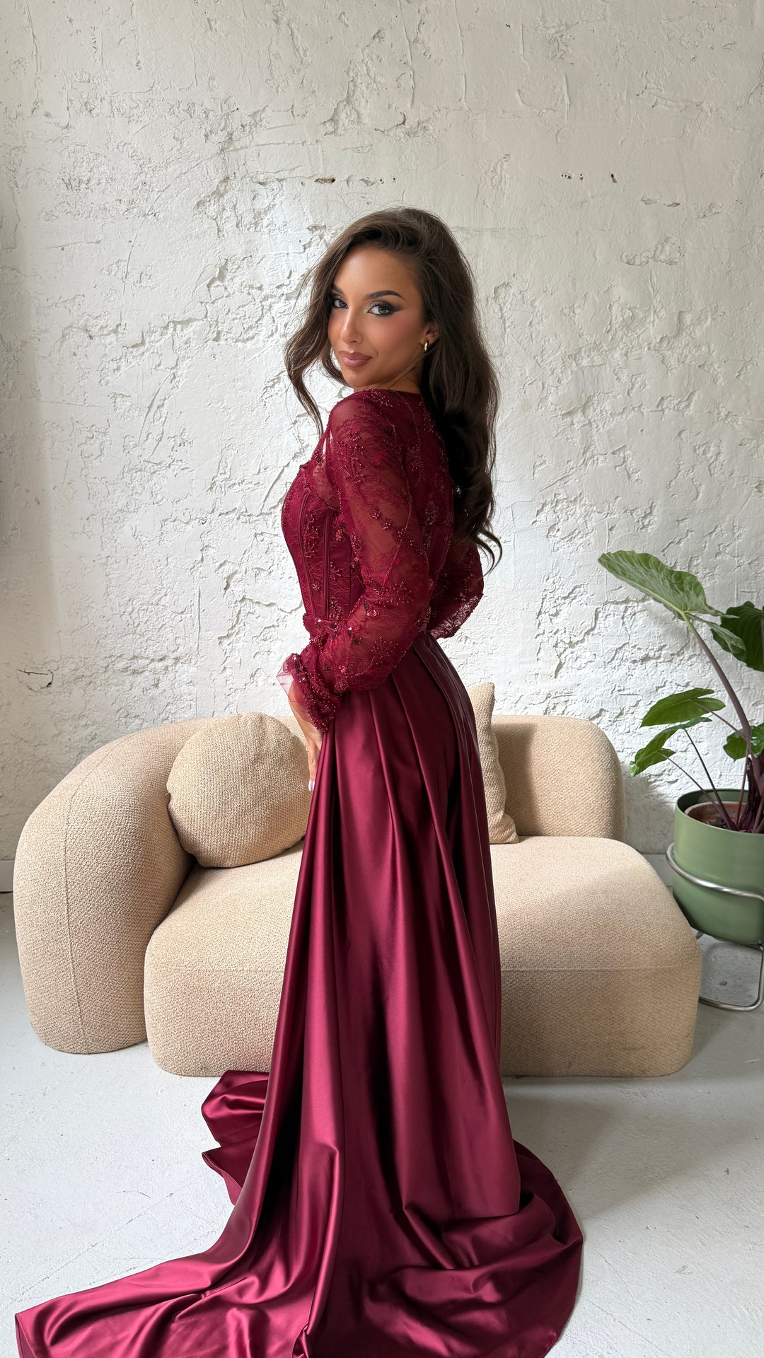 Dos de la robe Milena bordeaux, dentelle transparente et zip dissimulé