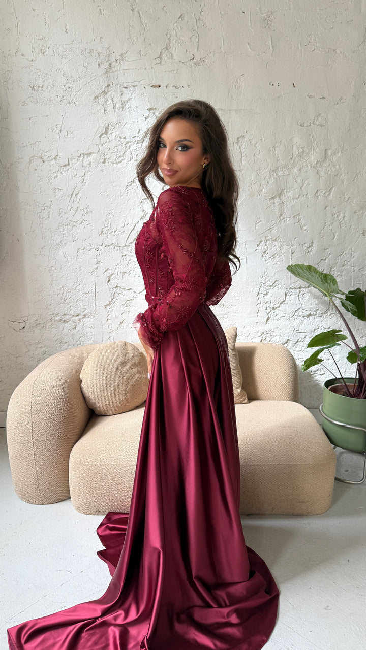 Dos de la robe Milena bordeaux, dentelle transparente et zip dissimulé